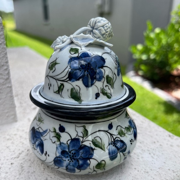Hand Painted Blue Floral Ceramic Jam Jar with Strawberry Lid – Vintage 1997 - Picture 10 of 15